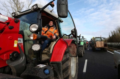 В Париже на сельхозвыставку прорвались протестующие фермеры